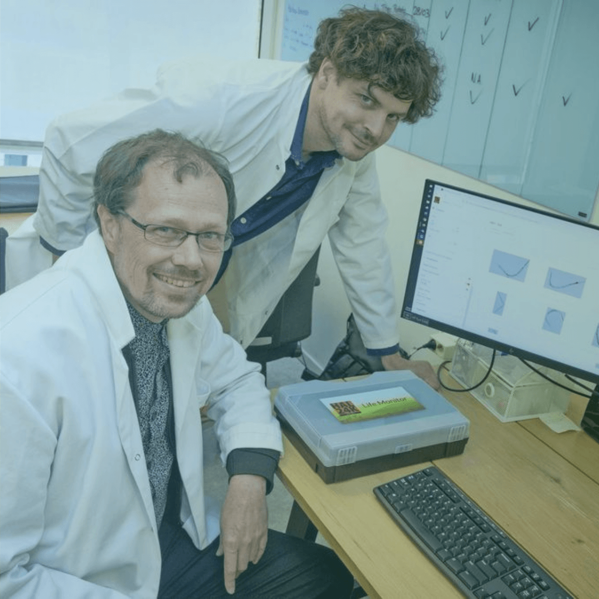 Chief Science Officer Peter den Hartog and Chief Soil Officer Bob Klein Lankhorst posing together in the Antonie lab, as featured in De Telegraaf Chief Science Officer Peter den Hartog and Chief Soil Officer Bob Klein Lankhorst posing together in the Antonie lab, as featured in De Telegraaf