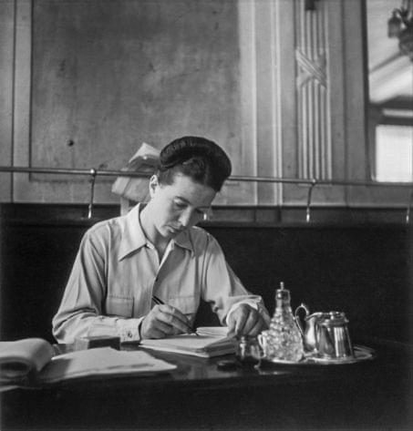 Simone de Beauvoir aux Deux Magots en 1944. (Robert DOISNEAU/RAPHO) Simone de Beauvoir aux Deux Magots en 1944. (Robert DOISNEAU/RAPHO)