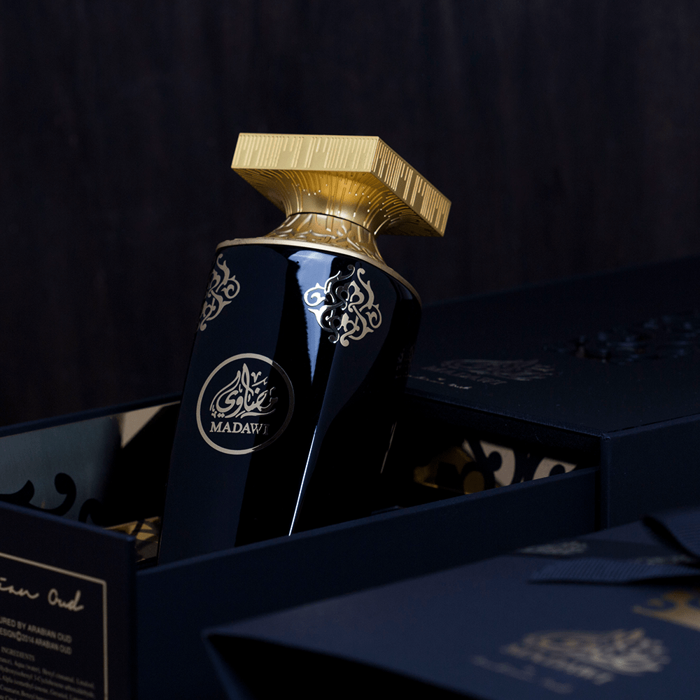 Parfum de dubai dans une boîte sombre Parfum de dubai dans une boîte sombre