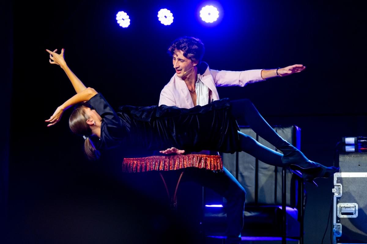 Magician performs at Birthday Party Magician performs at Birthday Party