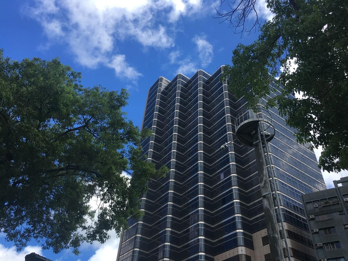 思博客民生館所在商辦大樓外觀,位於亞資中心高雄專區新興區民生一路