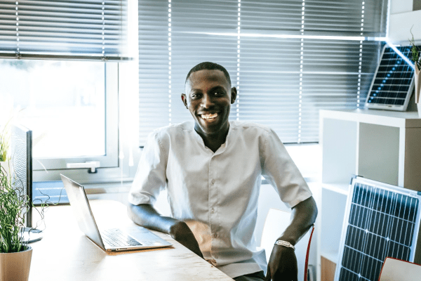 Raymond, fondateur de Jokosun : "Ici nous croyons dans le potentiel d'impact positif de la diaspora africaine au développement de l'Afrique subsaharienne" Raymond, fondateur de Jokosun : "Ici nous croyons dans le potentiel d'impact positif de la diaspora africaine au développement de l'Afrique subsaharienne"