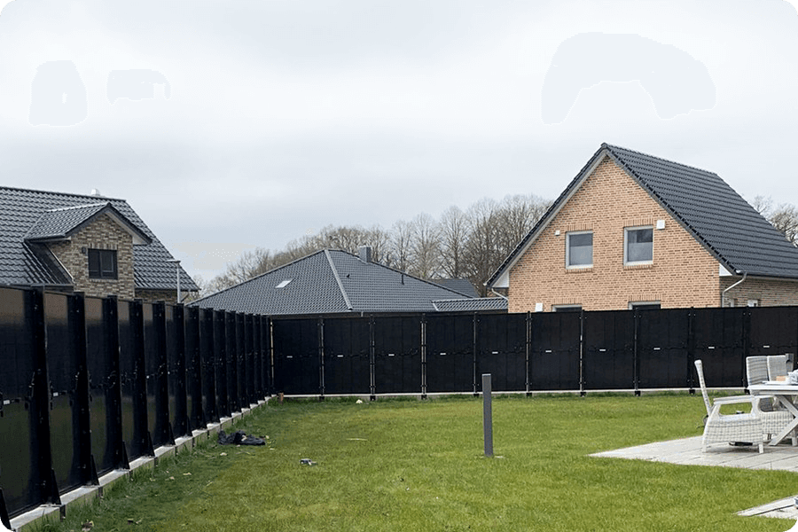 Lekkie moduły bifacjalne lub transparentne zamontowane na ogrodzeniu — wykorzystanie odbitego światła do zwiększenia uzysku energii. Lekkie moduły bifacjalne lub transparentne zamontowane na ogrodzeniu — wykorzystanie odbitego światła do zwiększenia uzysku energii.