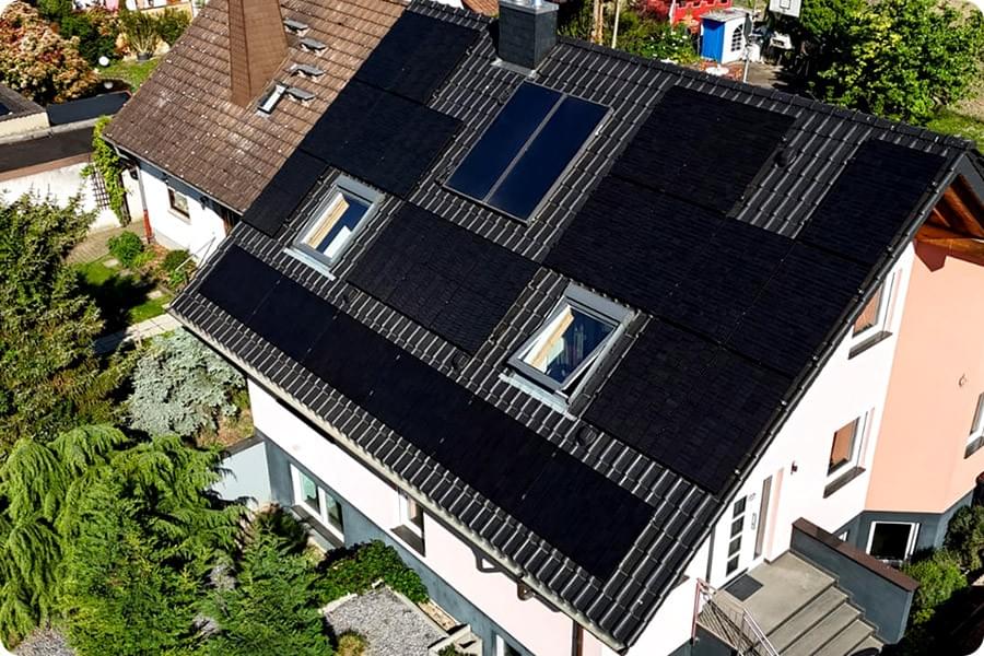 Komplexe Dächer erschweren die Installation zusätzlicher Module, um die Systemleistung zu steigern. Daher sind die Dreifachschnitt-Module von Twisun Pro erforderlich, um die Systemleistung zu erhöhen. Komplexe Dächer erschweren die Installation zusätzlicher Module, um die Systemleistung zu steigern. Daher sind die Dreifachschnitt-Module von Twisun Pro erforderlich, um die Systemleistung zu erhöhen.