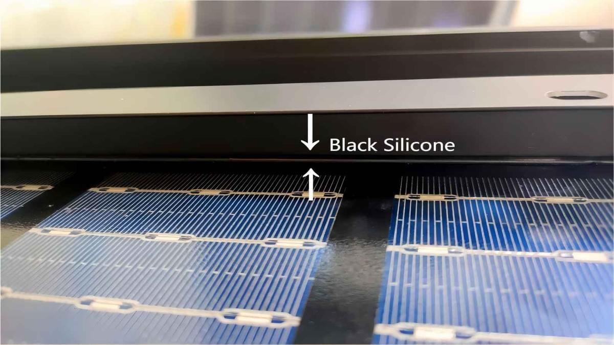 Wygląd czarnego silikonu na panelu słonecznym full black. Wygląd czarnego silikonu na panelu słonecznym full black.