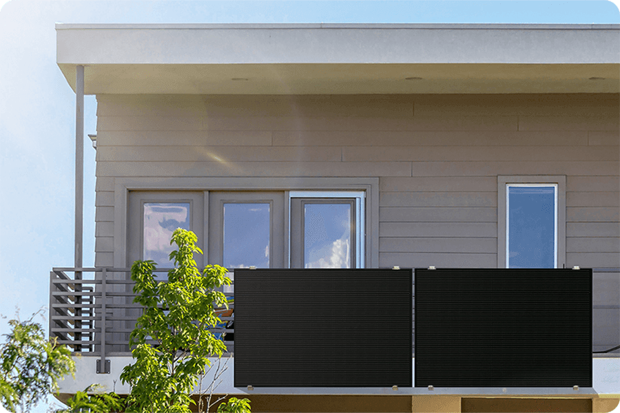 Moduły fotowoltaiczne zamontowane poziomo na balkonie europejskiego mieszkania — przykład integracji instalacji w ograniczonej przestrzeni. Moduły fotowoltaiczne zamontowane poziomo na balkonie europejskiego mieszkania — przykład integracji instalacji w ograniczonej przestrzeni.