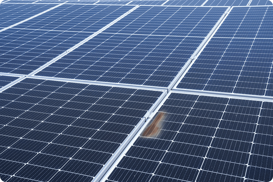 En été, les panneaux photovoltaïques peuvent être obstrués par des fientes d’oiseaux, des herbes ou des feuilles, favorisant l’apparition d’effets hot-spot qui réduisent leurs performances et entraînent une perte de puissance en sortie. En été, les panneaux photovoltaïques peuvent être obstrués par des fientes d’oiseaux, des herbes ou des feuilles, favorisant l’apparition d’effets hot-spot qui réduisent leurs performances et entraînent une perte de puissance en sortie.