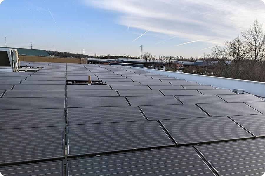 Schema di layout di un impianto fotovoltaico su tetto che evidenzia l’impatto di ombreggiamenti e spaziatura sull’irraggiamento posteriore e sul rendimento reale dei moduli bifacciali. Schema di layout di un impianto fotovoltaico su tetto che evidenzia l’impatto di ombreggiamenti e spaziatura sull’irraggiamento posteriore e sul rendimento reale dei moduli bifacciali.