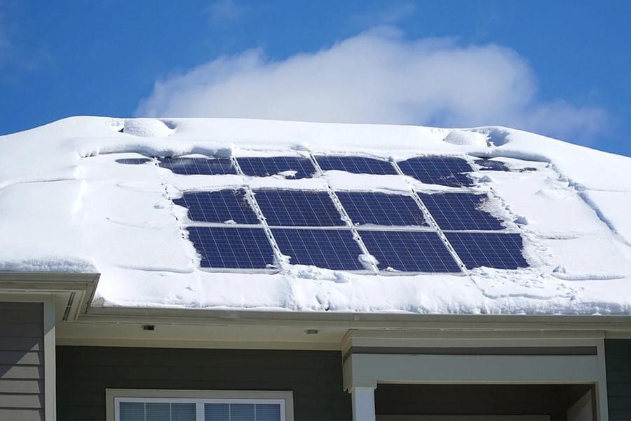 Steilere Dächer, höhere Modultemperaturen und glatte Doppelglas-Module führen dazu, dass sich Schnee weniger stark ansammelt. Steilere Dächer, höhere Modultemperaturen und glatte Doppelglas-Module führen dazu, dass sich Schnee weniger stark ansammelt.