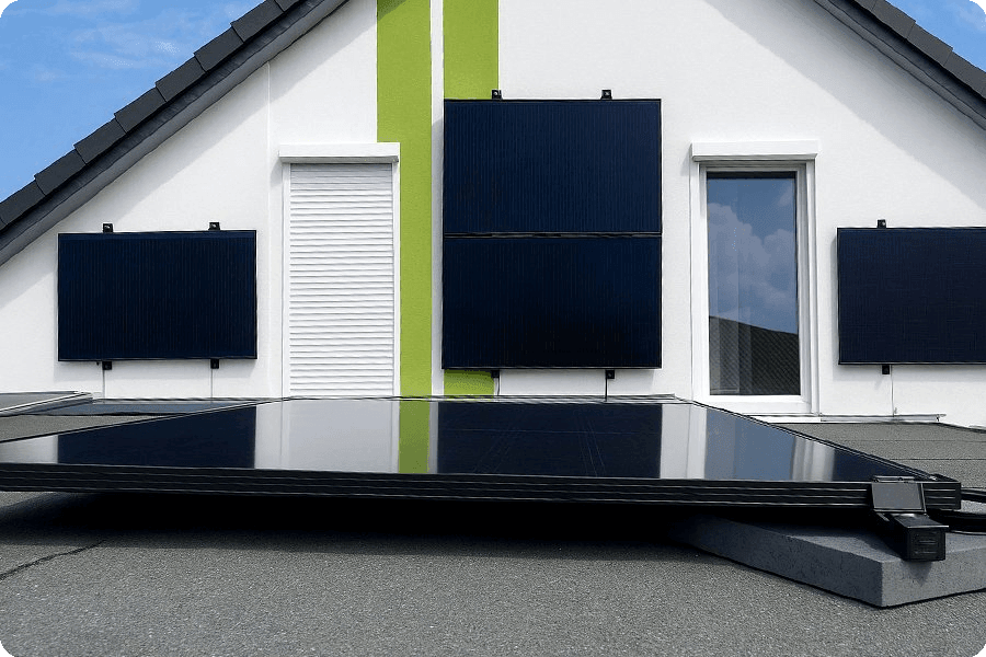 Pełnoczarne moduły PV zamontowane poziomo na elewacji — równe linie, spójny wygląd i dobra integracja z budynkiem. Pełnoczarne moduły PV zamontowane poziomo na elewacji — równe linie, spójny wygląd i dobra integracja z budynkiem.