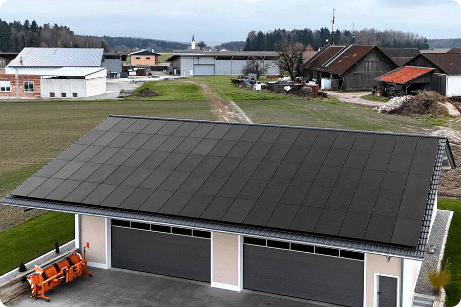 Progetto su tetto industriale in Germania con 190 moduli Twisun Pro 450W, per un totale di 85,5 kWp. Progetto su tetto industriale in Germania con 190 moduli Twisun Pro 450W, per un totale di 85,5 kWp.