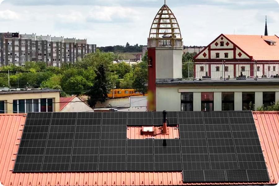 Projet commercial et industriel en Hongrie utilisant 72 modules IBC 450W à cadre noir, pour une capacité installée de 32,4 kWp. Projet commercial et industriel en Hongrie utilisant 72 modules IBC 450W à cadre noir, pour une capacité installée de 32,4 kWp.