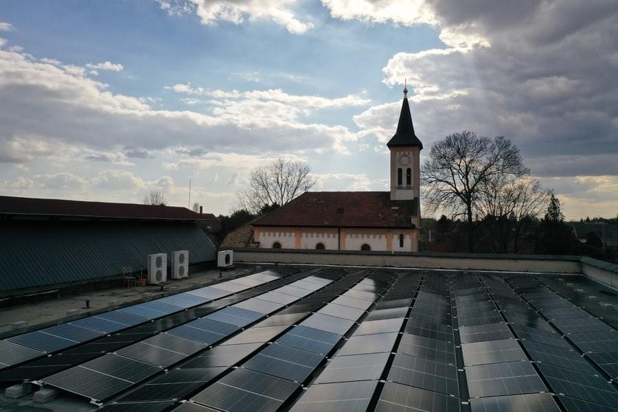 Installazione di sistemi fotovoltaici su tetti industriali, mostrando gli scenari di applicazione dei moduli fotovoltaici nel mercato europeo. Installazione di sistemi fotovoltaici su tetti industriali, mostrando gli scenari di applicazione dei moduli fotovoltaici nel mercato europeo.