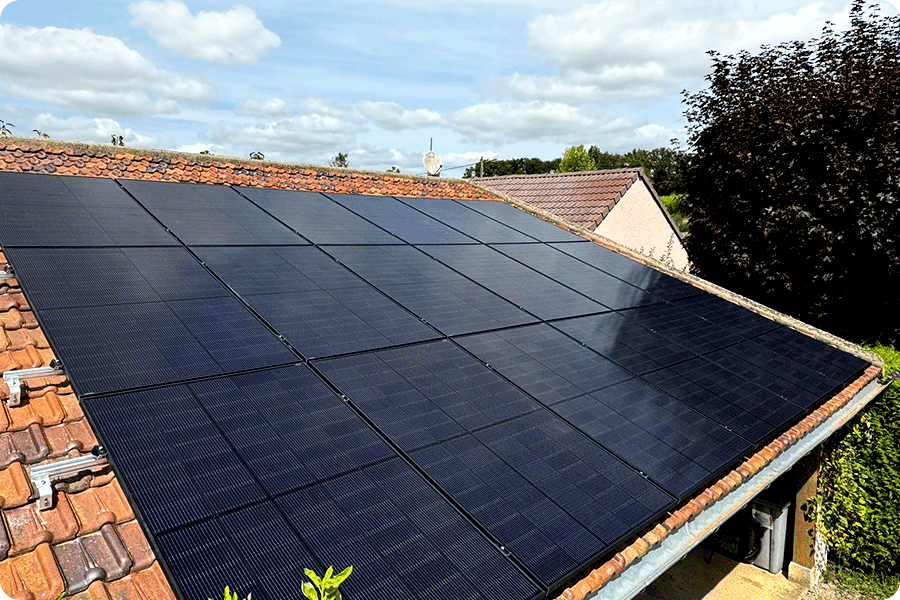 Esempio di installazione di un impianto fotovoltaico su tetto residenziale: moduli leggeri montati su tetti inclinati, adatti alla generazione distribuita negli edifici esistenti. Esempio di installazione di un impianto fotovoltaico su tetto residenziale: moduli leggeri montati su tetti inclinati, adatti alla generazione distribuita negli edifici esistenti.