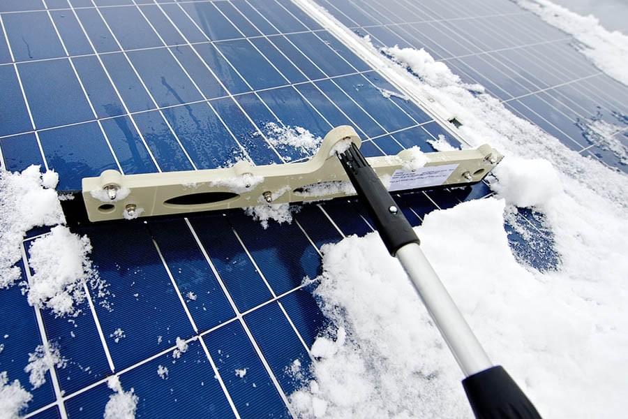 L’uso corretto degli strumenti protegge i pannelli fotovoltaici durante la rimozione della neve. L’uso corretto degli strumenti protegge i pannelli fotovoltaici durante la rimozione della neve.