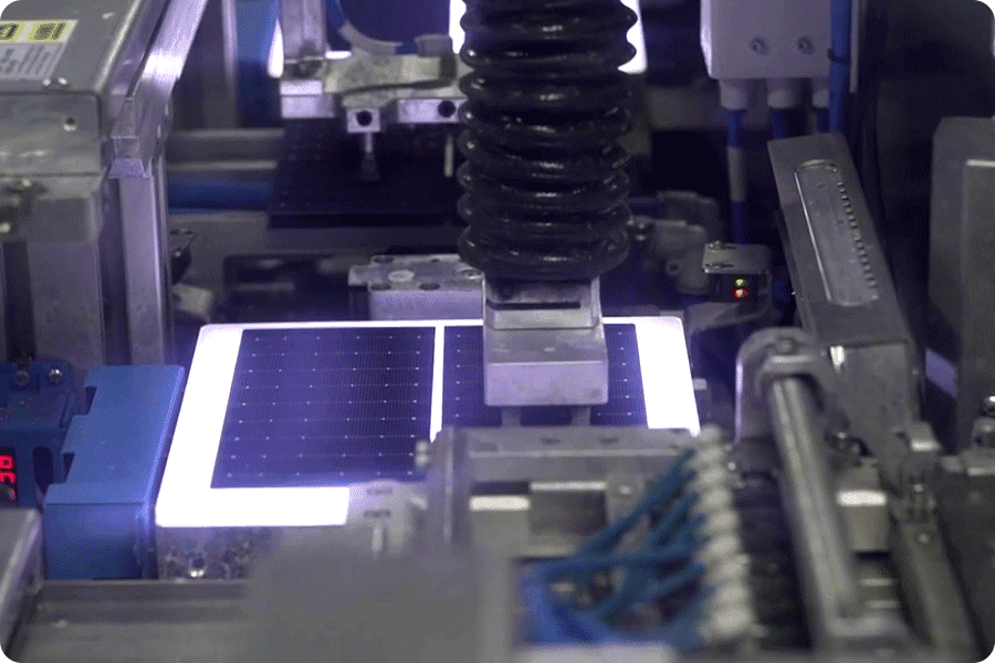 Linea di produzione della metallizzazione delle celle fotovoltaiche, con stampa a griglia fine e tecnologia laser transfer per la riduzione del consumo di argento per unità di potenza Linea di produzione della metallizzazione delle celle fotovoltaiche, con stampa a griglia fine e tecnologia laser transfer per la riduzione del consumo di argento per unità di potenza