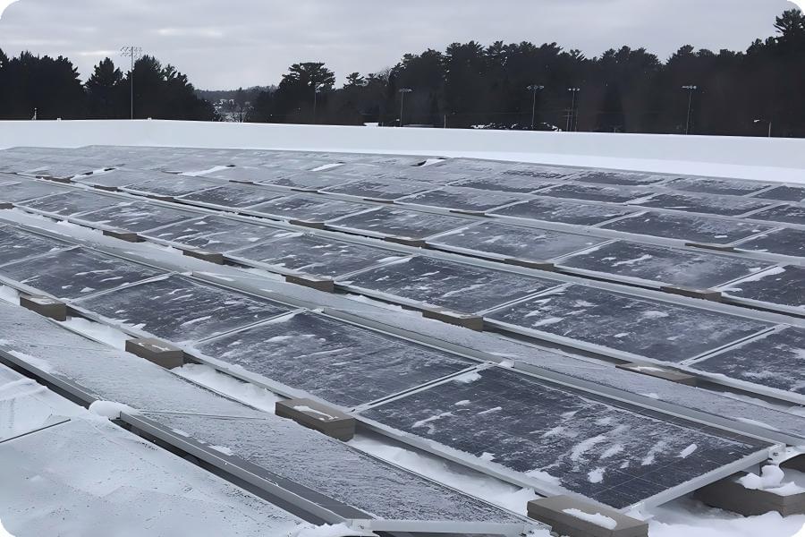 Bodenmontierte PV-Module mit Eis auf der Oberfläche, beschleunigte Alterung durch Frost-Tau-Zyklen infolge von Temperaturschwankungen Bodenmontierte PV-Module mit Eis auf der Oberfläche, beschleunigte Alterung durch Frost-Tau-Zyklen infolge von Temperaturschwankungen