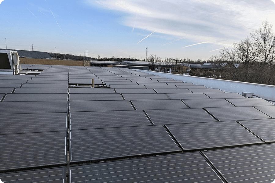 Immagine reale di un progetto fotovoltaico su tetto industriale in Europa, che evidenzia l’importanza della valutazione del rischio di progetto in presenza di incertezze su autorizzazioni, connessione alla rete e regole di liquidazione. Immagine reale di un progetto fotovoltaico su tetto industriale in Europa, che evidenzia l’importanza della valutazione del rischio di progetto in presenza di incertezze su autorizzazioni, connessione alla rete e regole di liquidazione.