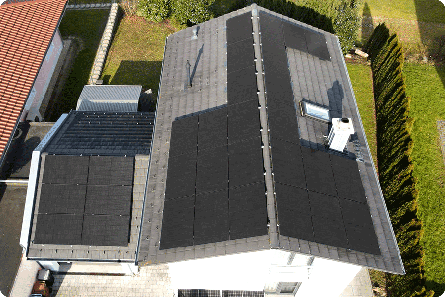 Instalacja dachowa w Europie z modułami TOPCon Triple-Cut w wersji Full Black, łącząca elegancję i wysoką wydajność w jednym systemie. Instalacja dachowa w Europie z modułami TOPCon Triple-Cut w wersji Full Black, łącząca elegancję i wysoką wydajność w jednym systemie.