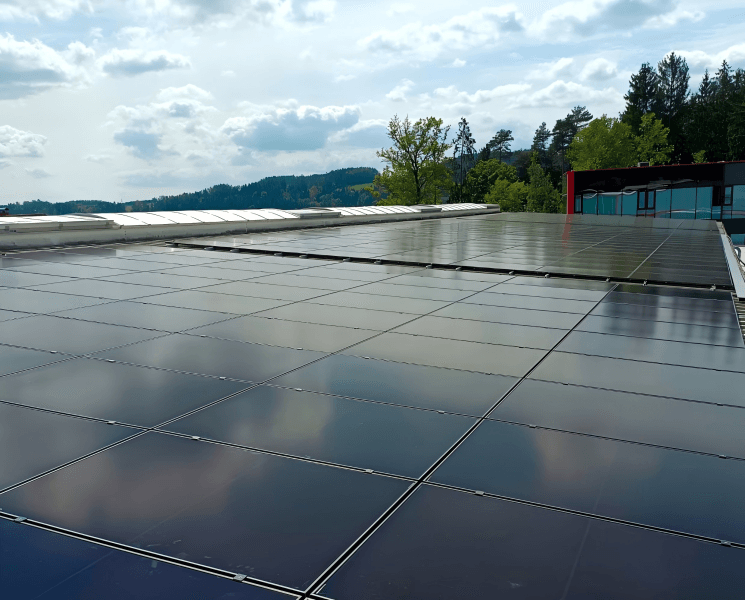 Caso di progetto fotovoltaico su tetto industriale in Italia, che mostra l’installazione dei moduli fotovoltaici e l’efficacia della consegna locale Caso di progetto fotovoltaico su tetto industriale in Italia, che mostra l’installazione dei moduli fotovoltaici e l’efficacia della consegna locale