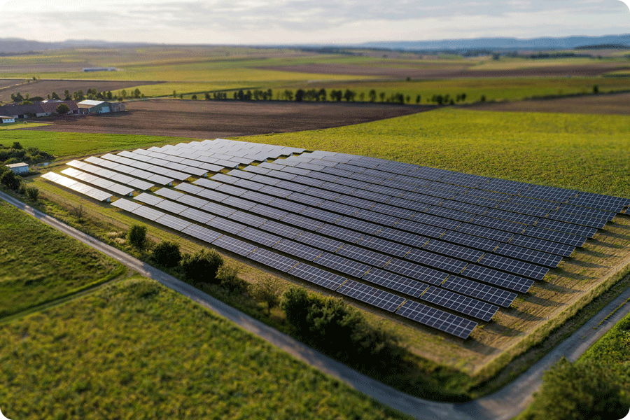 Demonstrationsprojekt für Agri-PV, bei dem Solarmodule über landwirtschaftlichen Flächen installiert sind und die Synergie zwischen Landwirtschaft und erneuerbaren Energien zeigen. Demonstrationsprojekt für Agri-PV, bei dem Solarmodule über landwirtschaftlichen Flächen installiert sind und die Synergie zwischen Landwirtschaft und erneuerbaren Energien zeigen.