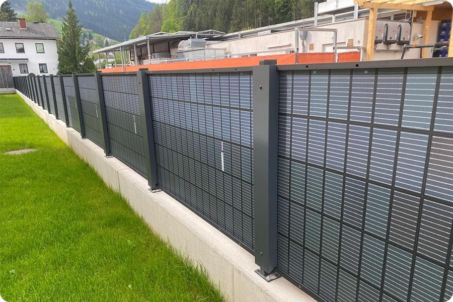 Applicazione di recinzione fotovoltaica bifacciale verticale che consente la produzione energetica in spazi limitati ottimizzando il rendimento complessivo del sistema. Applicazione di recinzione fotovoltaica bifacciale verticale che consente la produzione energetica in spazi limitati ottimizzando il rendimento complessivo del sistema.