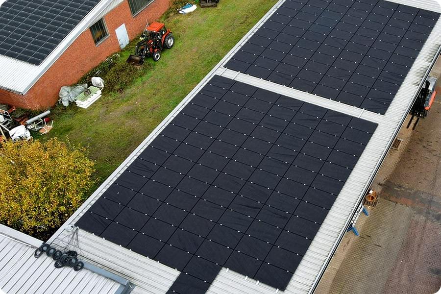 Das 21 kg leichte Design des Twisun Pro 1/3-cut-Moduls reduziert den Druck auf das Dach, erleichtert die Installation und senkt die Installationskosten. Das 21 kg leichte Design des Twisun Pro 1/3-cut-Moduls reduziert den Druck auf das Dach, erleichtert die Installation und senkt die Installationskosten.