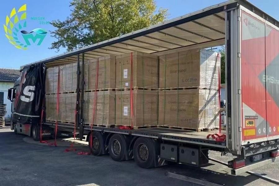 Scenario di spedizione per la cooperazione nel commercio all’ingrosso dei moduli fotovoltaici, carico su pallet di pannelli fotovoltaici per il trasporto in grandi quantità, mostrando il modello di fornitura e logistica all’ingrosso. Scenario di spedizione per la cooperazione nel commercio all’ingrosso dei moduli fotovoltaici, carico su pallet di pannelli fotovoltaici per il trasporto in grandi quantità, mostrando il modello di fornitura e logistica all’ingrosso.