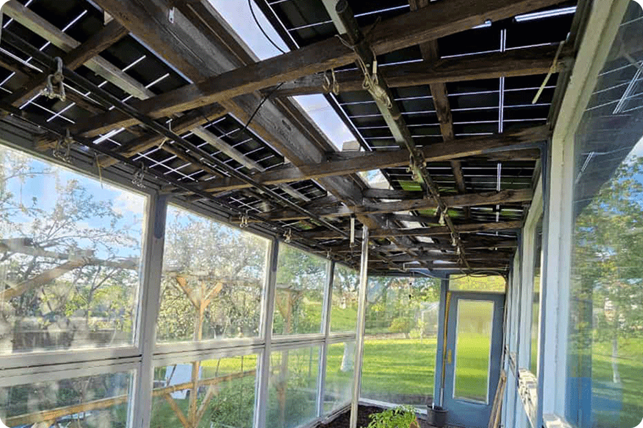 Glas-Glas-Solarmodule auf Gewächshausdächern kombinieren Lichtdurchlässigkeit mit bifazialer Stromerzeugung. Glas-Glas-Solarmodule auf Gewächshausdächern kombinieren Lichtdurchlässigkeit mit bifazialer Stromerzeugung.