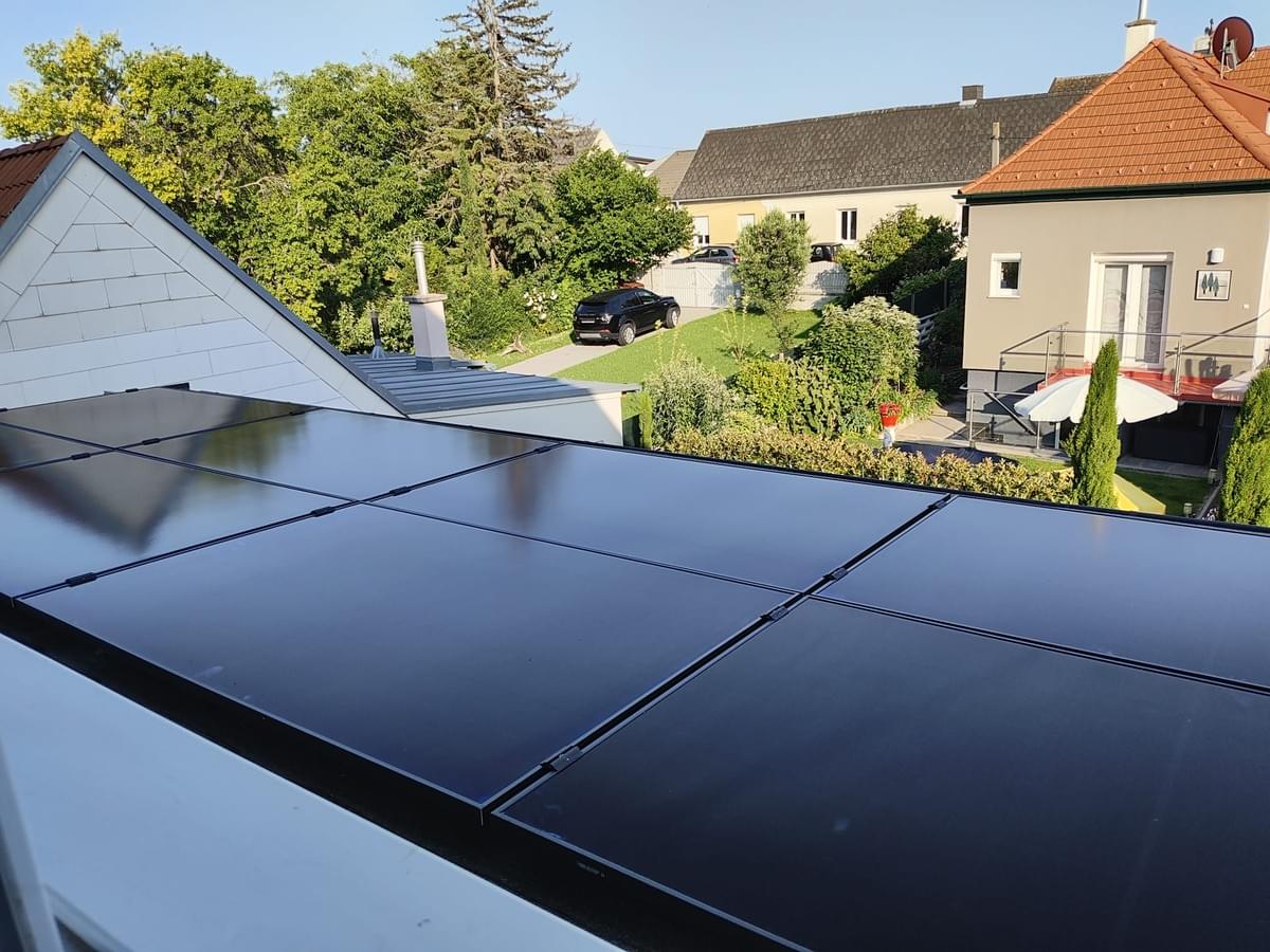 Instalacja modułów IBC full black 430W na dachu domu jednorodzinnego – jednolity i estetyczny wygląd, odpowiedni dla projektów łączących design i wysoką wydajność. Instalacja modułów IBC full black 430W na dachu domu jednorodzinnego – jednolity i estetyczny wygląd, odpowiedni dla projektów łączących design i wysoką wydajność.
