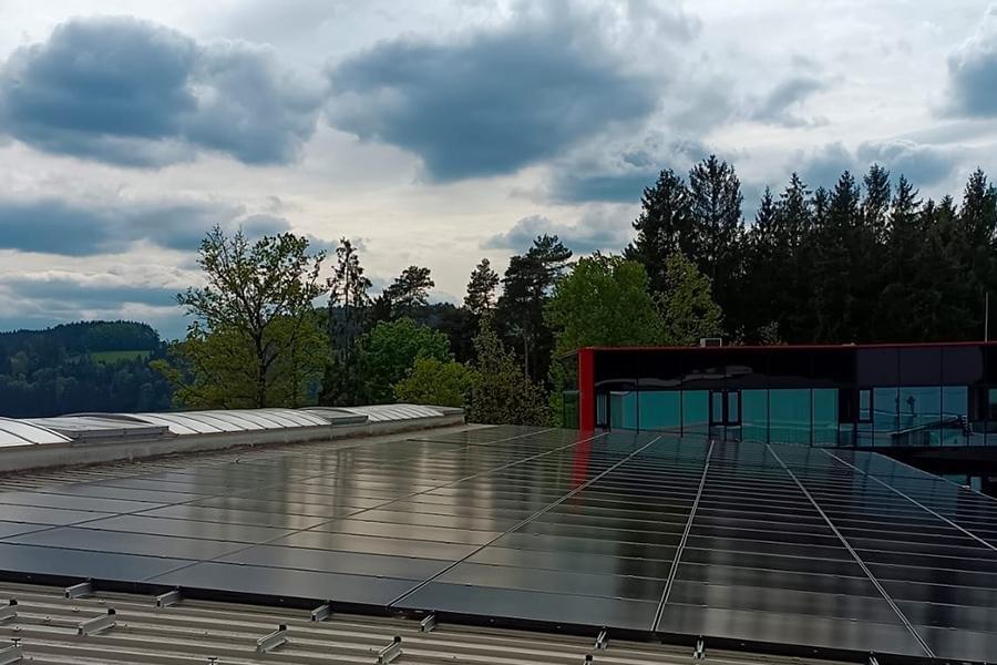 Instalacja dachowa z modułami IBC pracująca w warunkach pochmurnych i słabego nasłonecznienia Instalacja dachowa z modułami IBC pracująca w warunkach pochmurnych i słabego nasłonecznienia