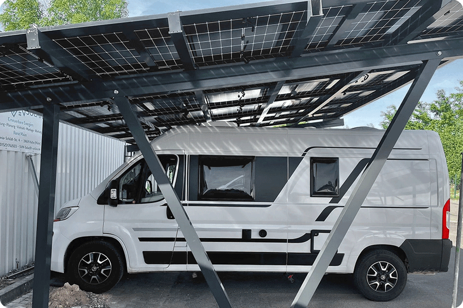 Mit Glas-Glas-Solarmodule auf Carportdächern lassen sich Verschattung und effiziente Stromerzeugung kombinieren. Mit Glas-Glas-Solarmodule auf Carportdächern lassen sich Verschattung und effiziente Stromerzeugung kombinieren.