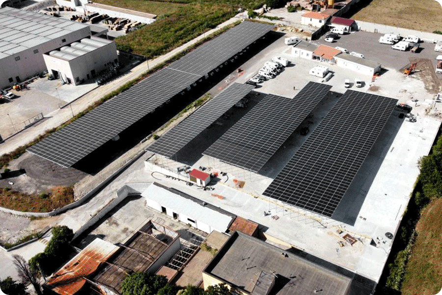 Maysunsolar-Carport-Projekt in Sardinien, Italien, ausgestattet mit 1.819 PERC-550W-Modulen, Gesamtkapazität 1 MW. Maysunsolar-Carport-Projekt in Sardinien, Italien, ausgestattet mit 1.819 PERC-550W-Modulen, Gesamtkapazität 1 MW.