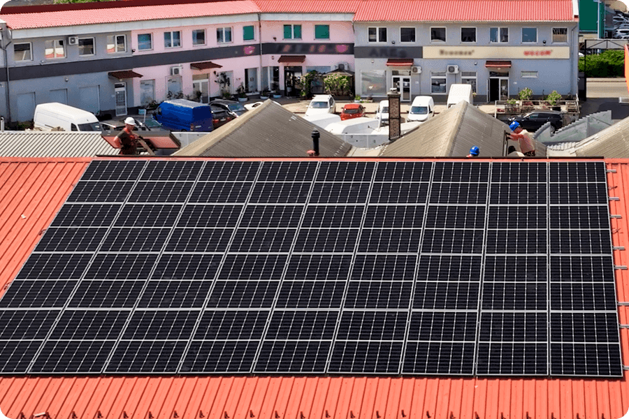 Przykład rozległej instalacji dachowej z montażem poziomym — najczęściej stosowane rozwiązanie w systemach rozdysponowanych. Przykład rozległej instalacji dachowej z montażem poziomym — najczęściej stosowane rozwiązanie w systemach rozdysponowanych.