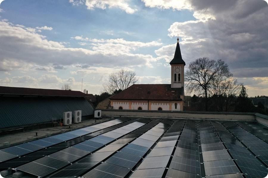 progetto fotovoltaico su tetto commerciale e industriale in Europa, che mostra l’applicazione reale dei moduli fotovoltaici nel contesto edilizio locale progetto fotovoltaico su tetto commerciale e industriale in Europa, che mostra l’applicazione reale dei moduli fotovoltaici nel contesto edilizio locale