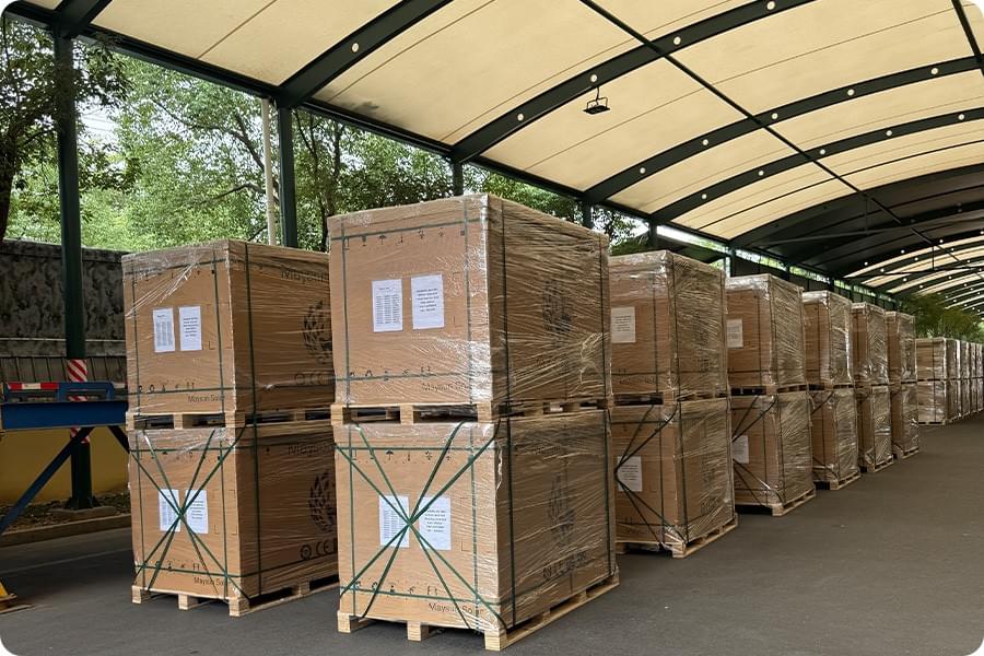 Palettes de modules photovoltaïques dans un entrepôt européen, destinées à sécuriser la livraison et les réassorts des projets d’entreprise. Palettes de modules photovoltaïques dans un entrepôt européen, destinées à sécuriser la livraison et les réassorts des projets d’entreprise.