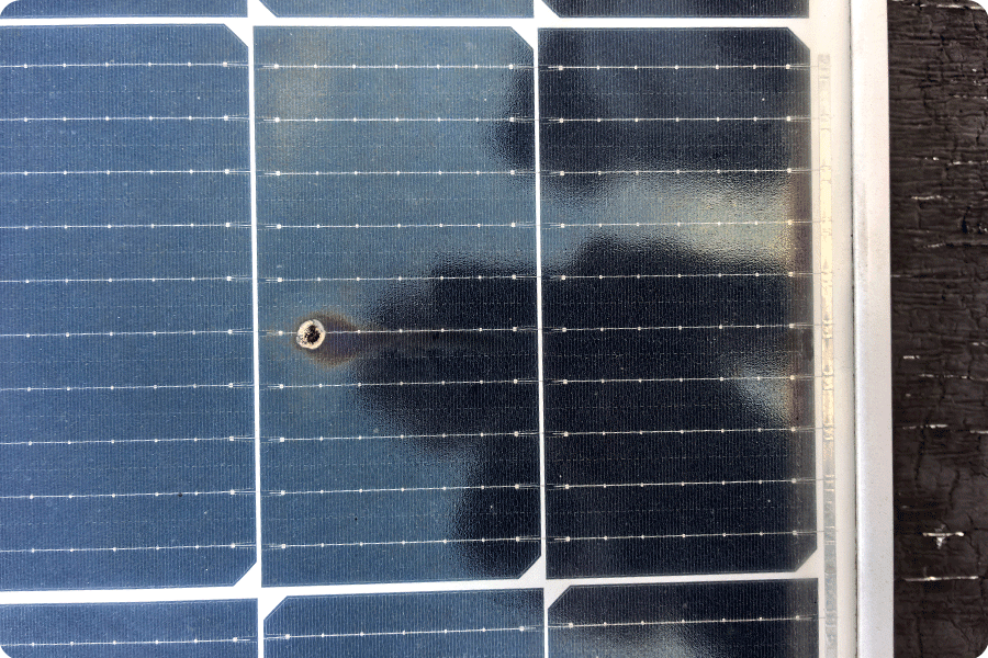 PV-Moduloberfläche mit Vogelkotverschmutzung, bereits deutliches Hotspot-Risiko PV-Moduloberfläche mit Vogelkotverschmutzung, bereits deutliches Hotspot-Risiko