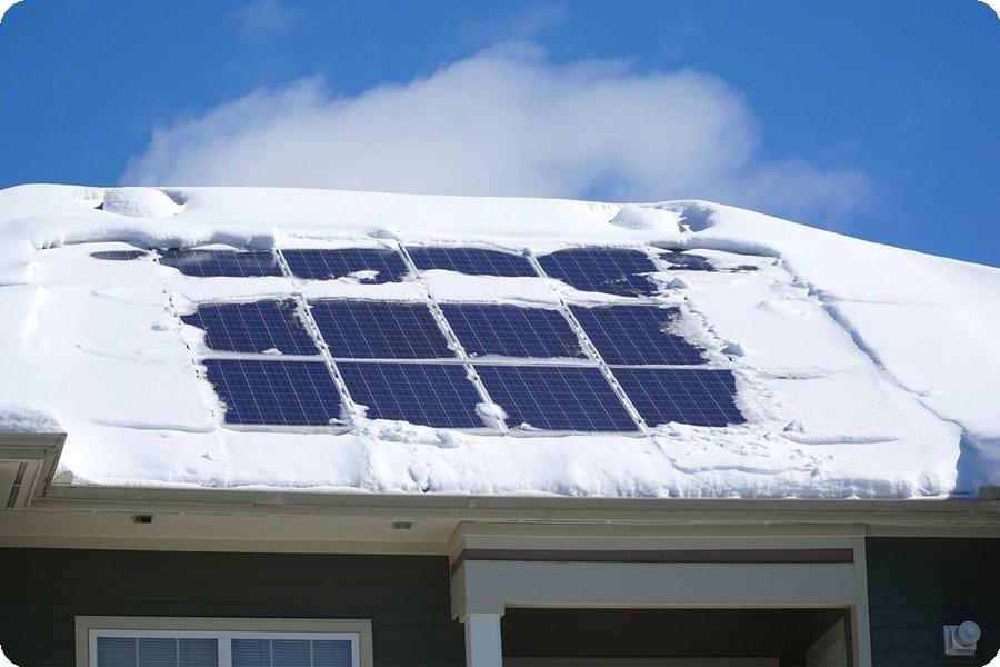 Dach-PV-Module von einer dicken Schneeschicht bedeckt, beeinträchtigte Systemleistung Dach-PV-Module von einer dicken Schneeschicht bedeckt, beeinträchtigte Systemleistung