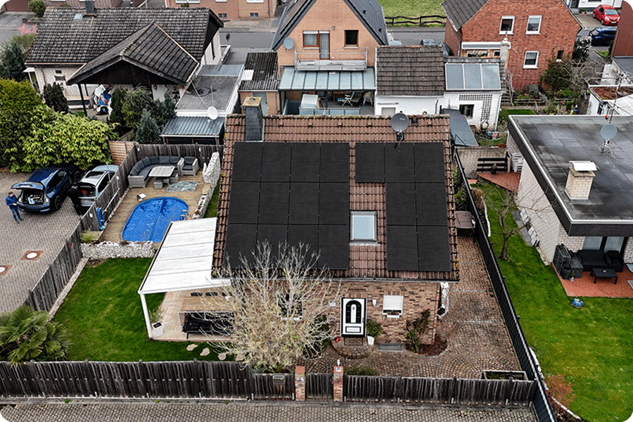 Glas-Glas-Solarmodule auf Wohnhausdächern vereinen langfristigen Stromertrag mit einer ansprechenden Dachoptik. Glas-Glas-Solarmodule auf Wohnhausdächern vereinen langfristigen Stromertrag mit einer ansprechenden Dachoptik.