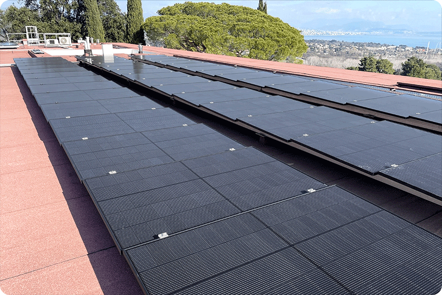 un sol ou une toiture présentant une bonne réflectivité peut apporter un gain notable à la production du module. un sol ou une toiture présentant une bonne réflectivité peut apporter un gain notable à la production du module.