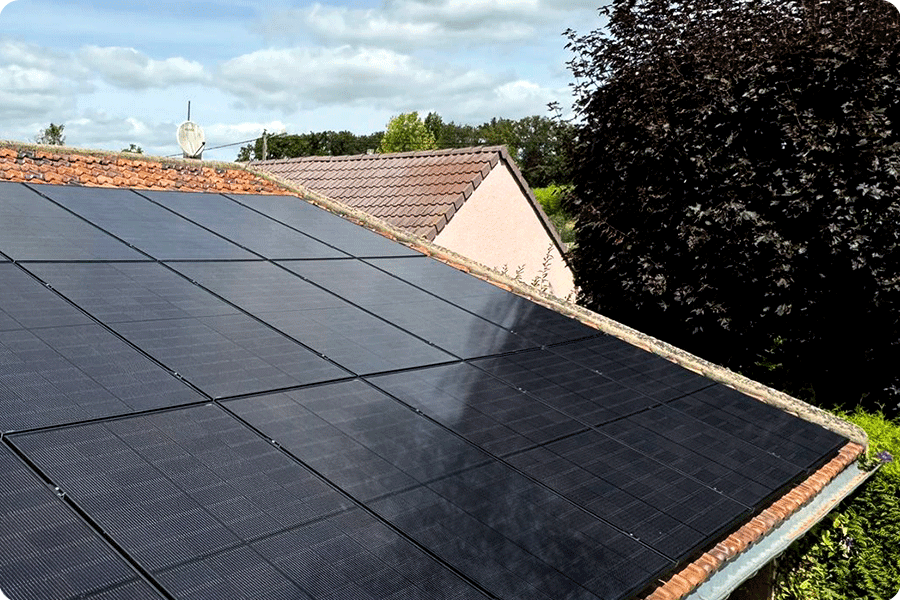Dach-PV-Module durch nahegelegene Bäume verschattet, verringerte Leistung bei niedrigstehender Sonne Dach-PV-Module durch nahegelegene Bäume verschattet, verringerte Leistung bei niedrigstehender Sonne
