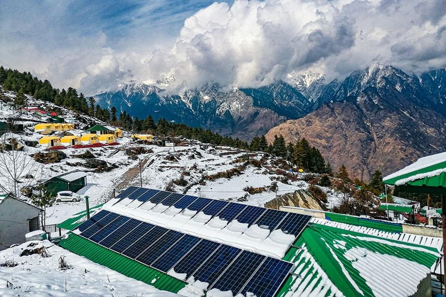 La neve influisce solo nel breve periodo e non riduce in modo significativo la produzione annuale; in caso di neve spessa è necessario intervenire. La neve influisce solo nel breve periodo e non riduce in modo significativo la produzione annuale; in caso di neve spessa è necessario intervenire.