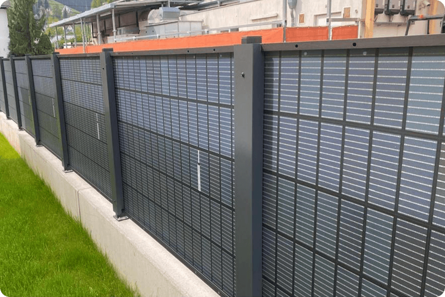 Facciata architettonica con moduli fotovoltaici verticali, esempio di applicazione urbana e commerciale che combina produzione solare e autoconsumo con sistemi di accumulo. Facciata architettonica con moduli fotovoltaici verticali, esempio di applicazione urbana e commerciale che combina produzione solare e autoconsumo con sistemi di accumulo.