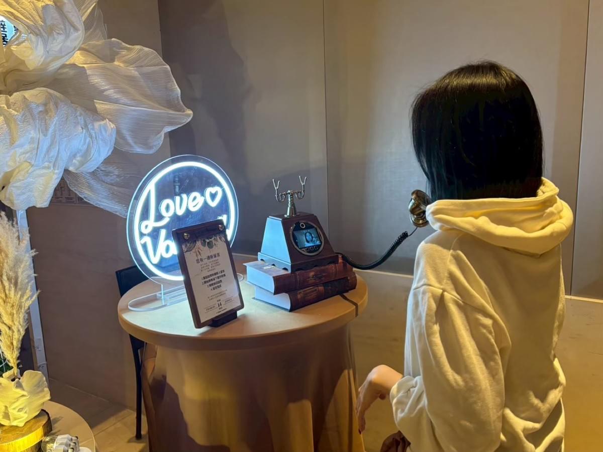 台北萬豪婚禮 復古電話錄影機擺在花藝旁