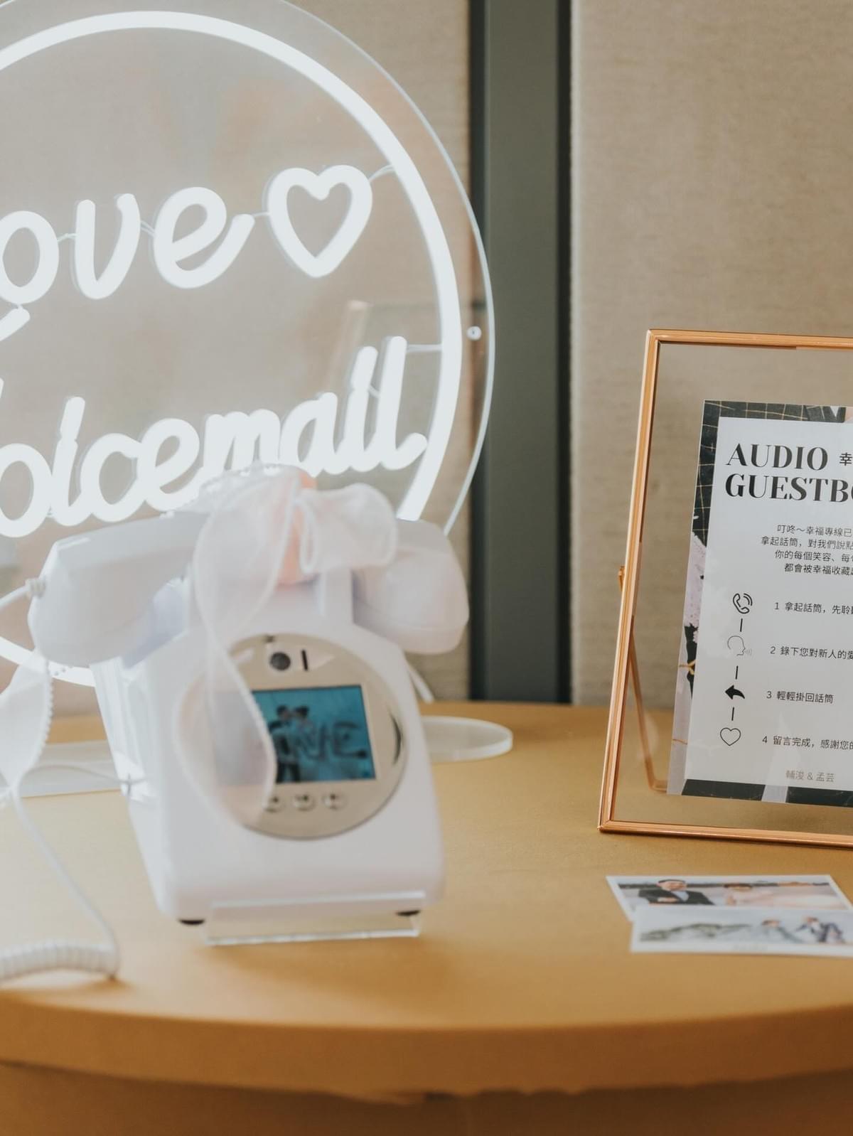 白色復古電話錄影機 Love Voicemail 霓虹燈 婚禮留言區佈置