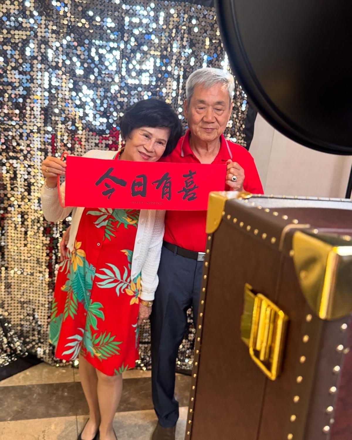 台北萬豪婚禮拍貼機 長輩拿今日有喜手舉牌合照