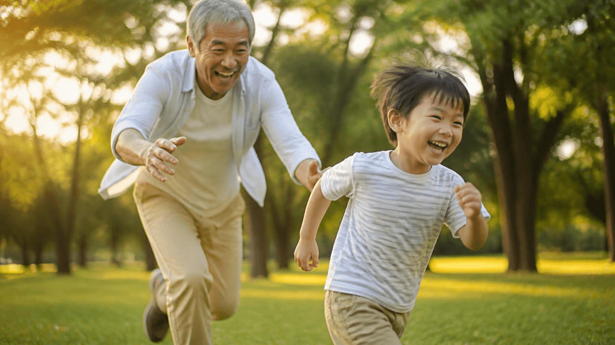 孫と笑顔で走り回る健康な高齢者(義務ではない遊び心のある運動・Purpose) 孫と笑顔で走り回る健康な高齢者(義務ではない遊び心のある運動・Purpose)
