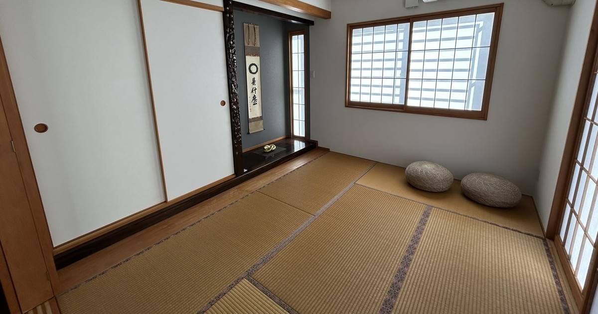 ソファのない和室。2面は窓で柔らかな日差しが差し込む居心地の良い一等良い場所。畳のゆかにはクッションが置いてあってすぐに座れるようになっている。ブルーゾーンに学ぶライフスタイル。 ソファのない和室。2面は窓で柔らかな日差しが差し込む居心地の良い一等良い場所。畳のゆかにはクッションが置いてあってすぐに座れるようになっている。ブルーゾーンに学ぶライフスタイル。