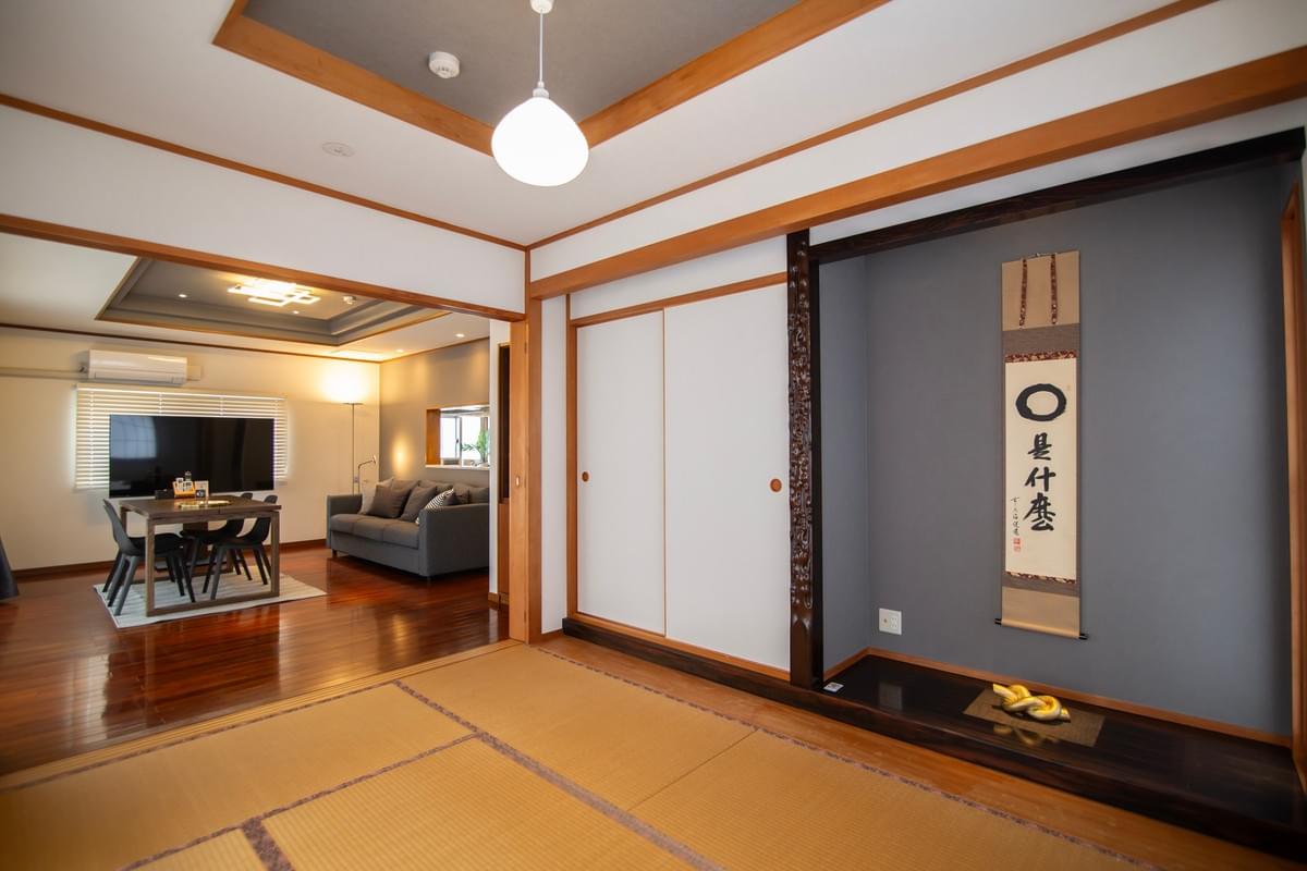 ソファのない畳の部屋と床の間。遠くにソファが見える。わざわざ居心地のいい和室を置くのはナッジ理論でそこで立ち座りをするようになる。(株式会社ウェルネスメディカル研究所) ソファのない畳の部屋と床の間。遠くにソファが見える。わざわざ居心地のいい和室を置くのはナッジ理論でそこで立ち座りをするようになる。(株式会社ウェルネスメディカル研究所)