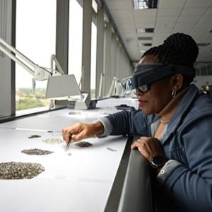 De Beers delays sightholder agreements to 2026 as lab grown diamonds gain market share De Beers delays sightholder agreements to 2026 as lab grown diamonds gain market share